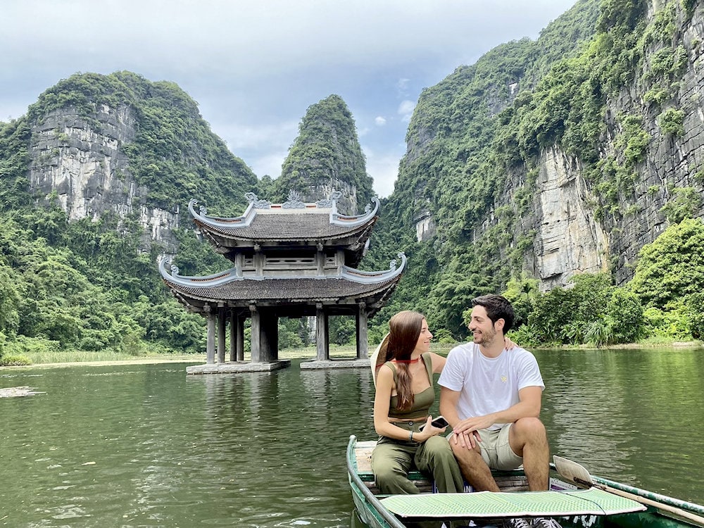 Thuy Dinh Pavilion and Phoenix Mountain are a stunning photo spot, best captured while sitting on the boat 